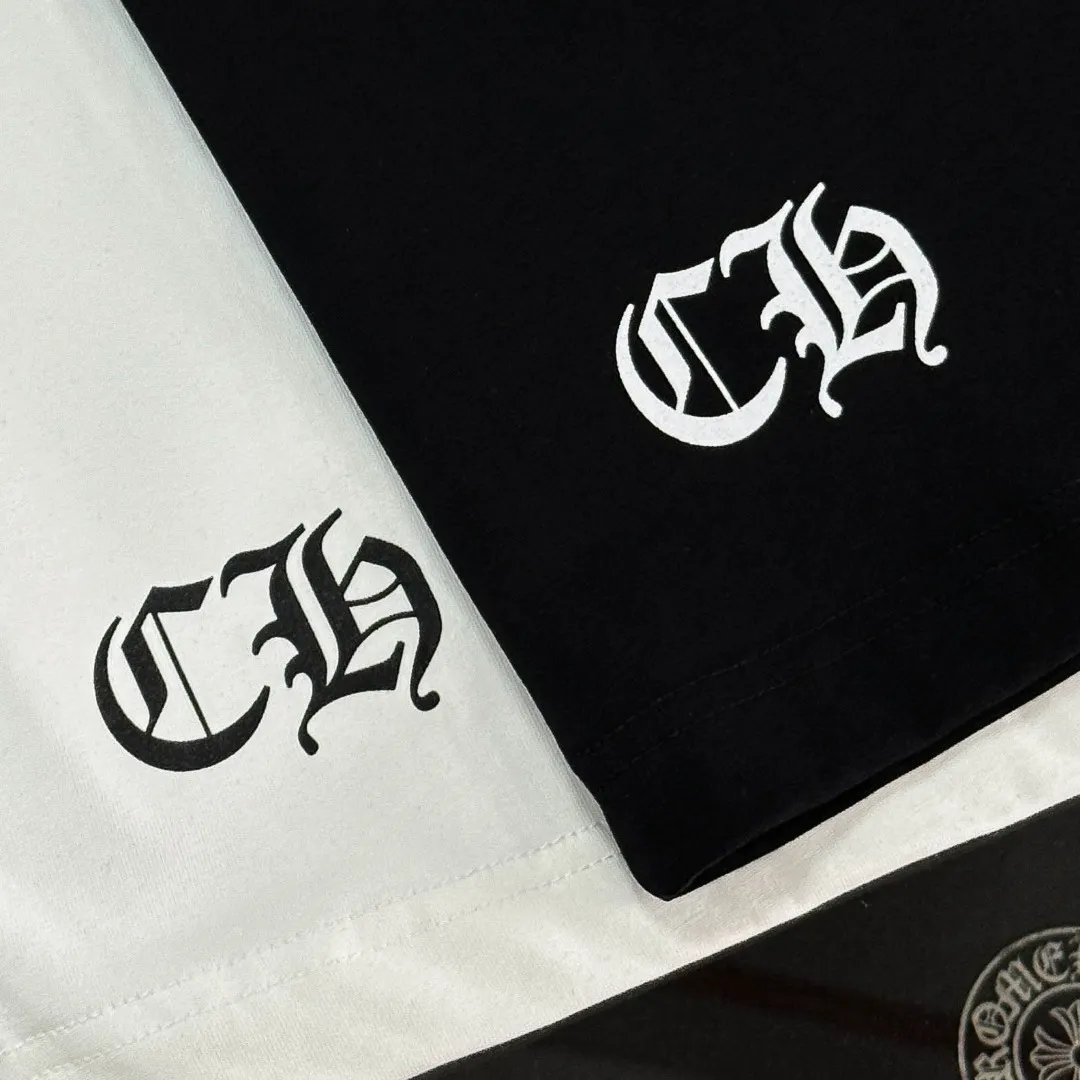 P170 Chrome Hearts 25 high-end versions. The fabric is made of 300 grams of high-density pure cotton. It does not deform or shrink. It has three labels. It is the same style for men and women. Technology: suede foaming + digital printing. Color: white, black. SIZE: S-XL.